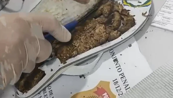 Mulheres esconderam maconha no chinelo para entrar no Conjunto Penal de Eunápolis por Divulgação/ Seap