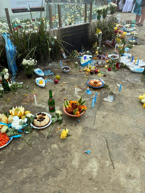 Os devotos depositam inúmeras oferendas para a Rainha do Mar