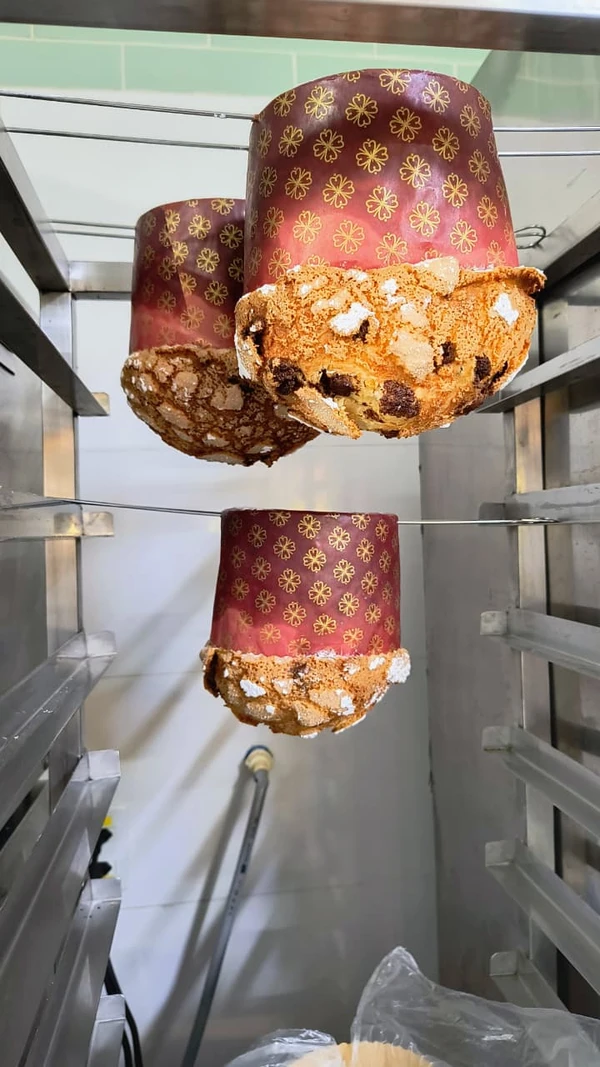 Panetones da Le Lapin em processo chamado de "morcegar" por Divulgação