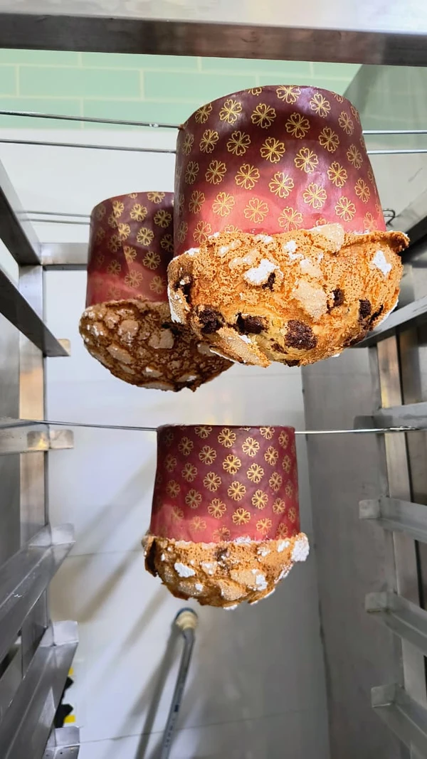 Panetones da Le Lapin em processo chamado de "morcegar" por Divulgação