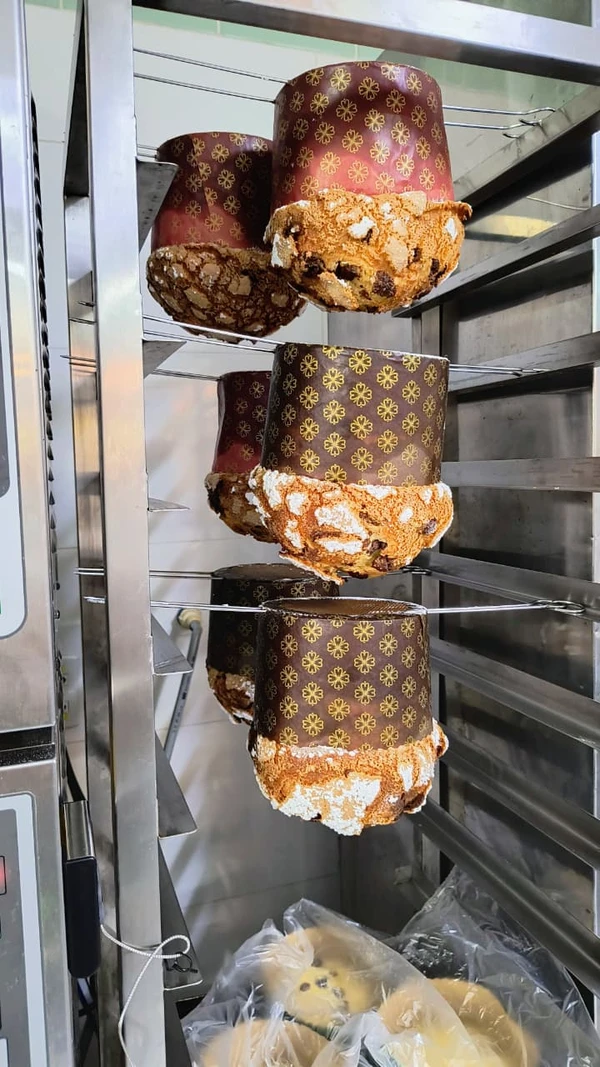 Panetones da Le Lapin em processo chamado de "morcegar" por Divulgação