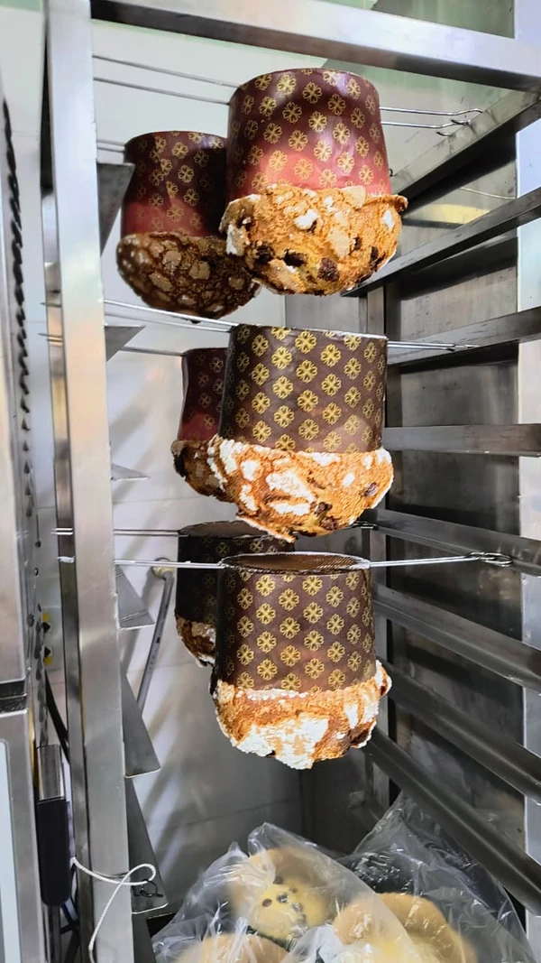 Panetones da Le Lapin em processo chamado de "morcegar" por Divulgação