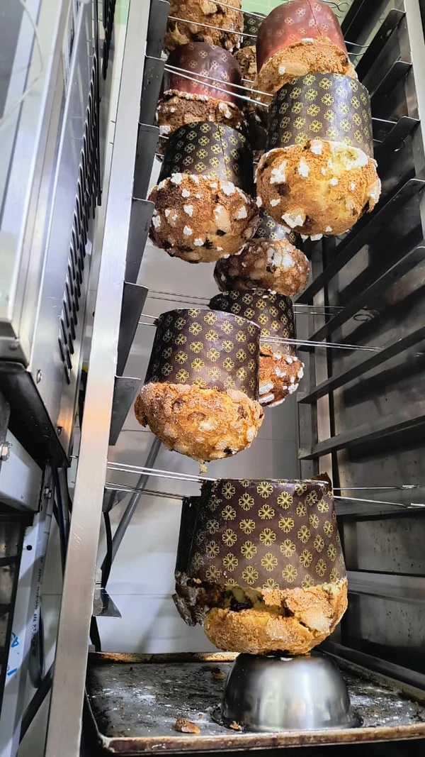 Panetones da Le Lapin em processo chamado de "morcegar" por Divulgação