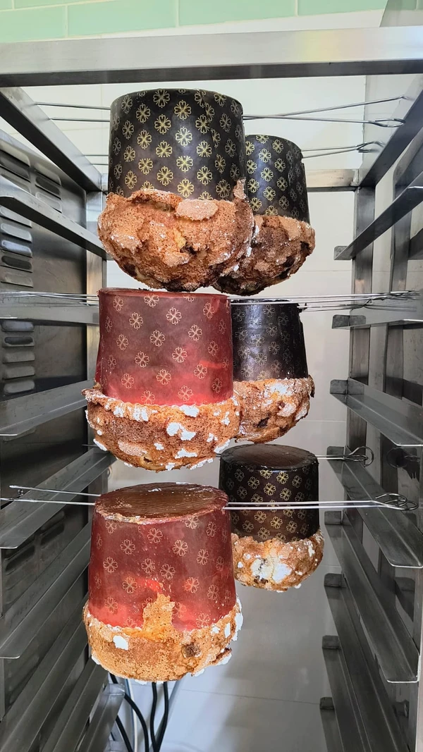 Panetones da Le Lapin em processo chamado de "morcegar" por Divulgação