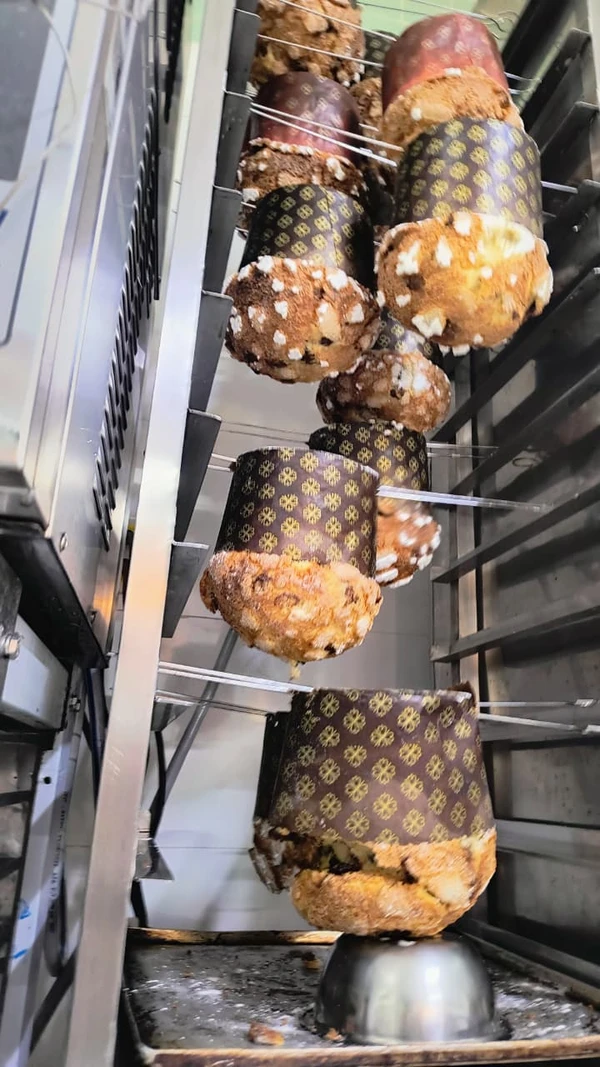 Panetones da Le Lapin em processo chamado de "morcegar" por Divulgação