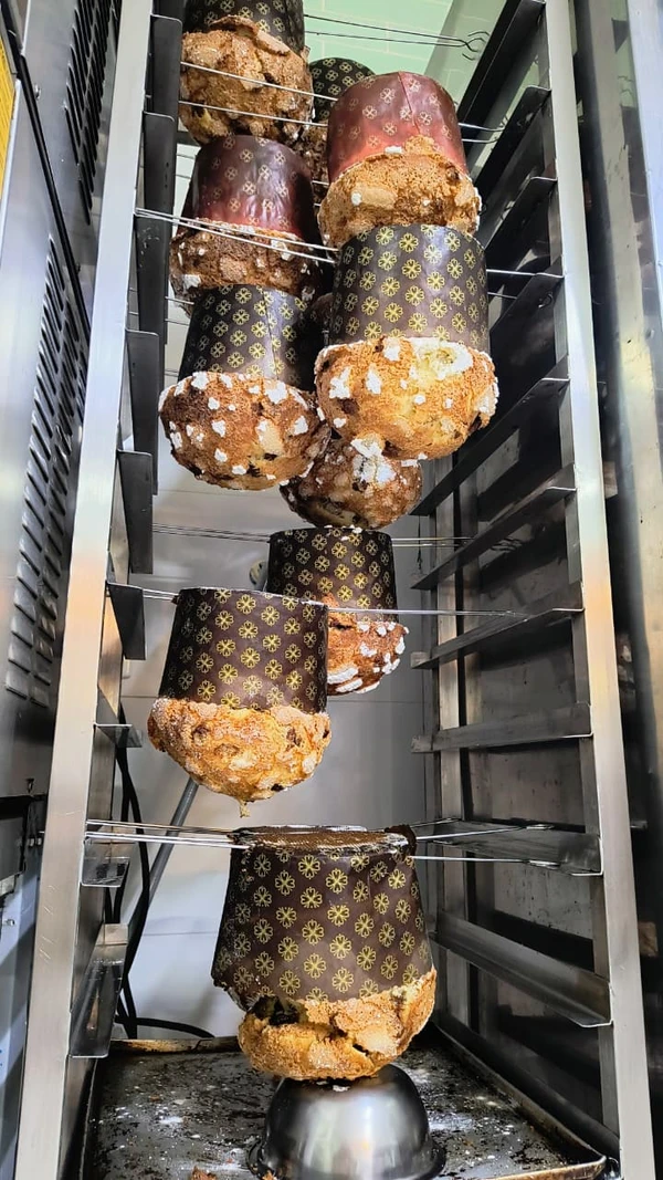 Panetones da Le Lapin em processo chamado de "morcegar" por Divulgação