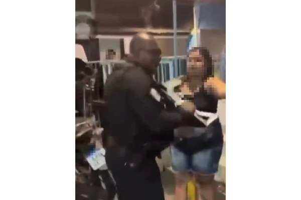 PM foi flagrado agredindo idosa por Reprodução