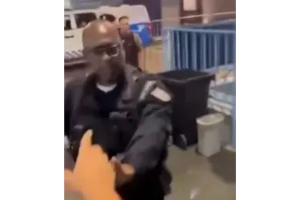 PM foi flagrado agredindo idosa por Reprodução