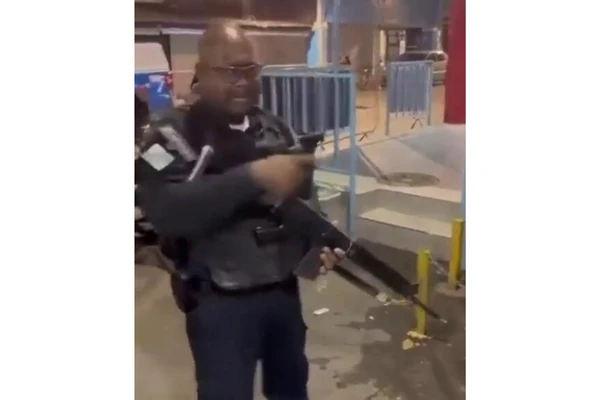 PM foi flagrado agredindo idosa por Reprodução