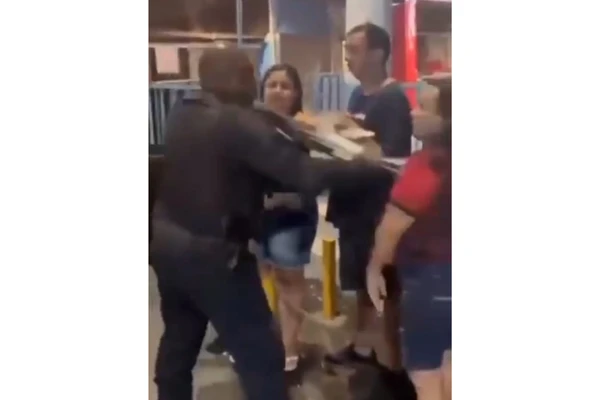 PM foi flagrado agredindo idosa por Reprodução