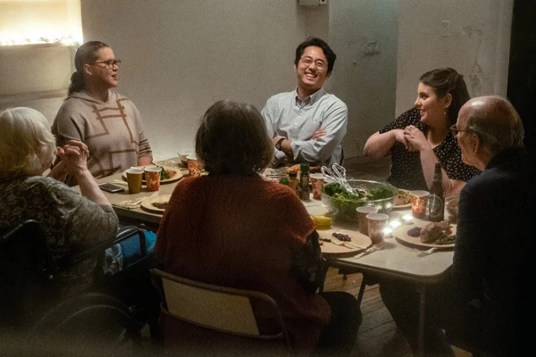 The Humans (2021) - A família Blake se reúne para celebrar o Dia de Acção de Graças. À medida que a escuridão cai fora do edifício, coisas misteriosas começam a surgir e as tensões familiares atingem um ponto de ebulição | Mubi por Reprodução