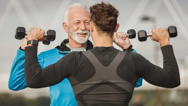 Treino de força na terceira idade deve ser mais leve, mas é importante. 