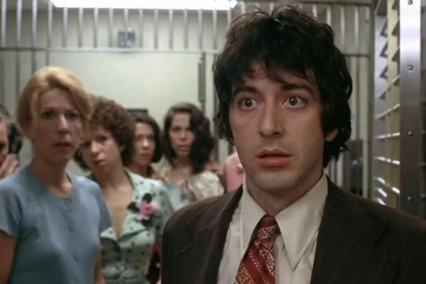 Um Dia de Cão (1975) - Um homem tenta roubar um banco para pagar a operação de seu amante, que acaba em uma situação de refém cercada pela mídia | HBO Max por Reprodução