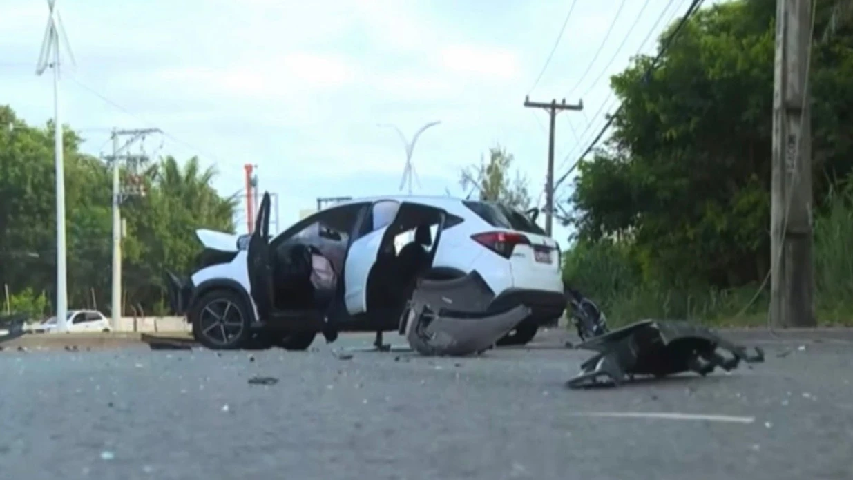 Imagem - Mulher de 32 anos morre após carro bater em dois postes no bairro de Itapuã