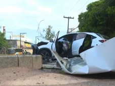 Imagem - Mulher morta após carro bater dois postes em acidente estava voltando de bar com amigos