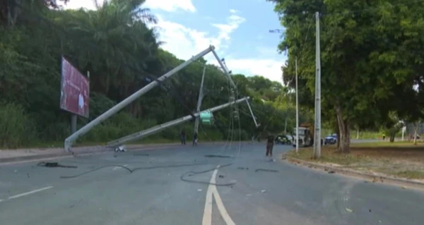 Carro atingiu dois postes e deixou mulher morta por Reprodução/TV Bahia