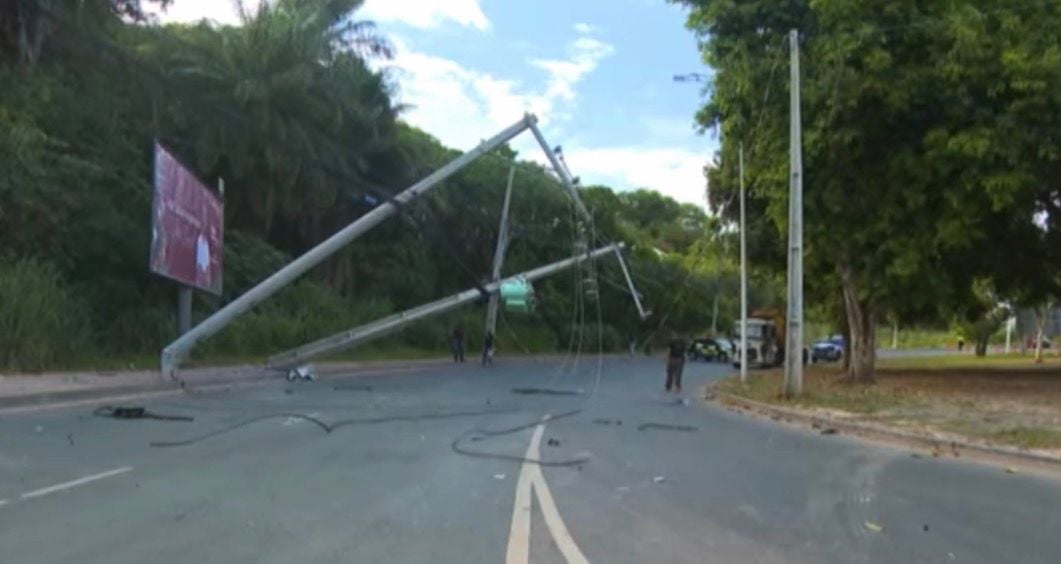 Carro atingiu dois postes e deixou mulher morta por Reprodução/TV Bahia