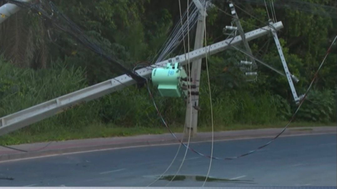 Carro atingiu dois postes e deixou mulher morta por Reprodução/TV Bahia