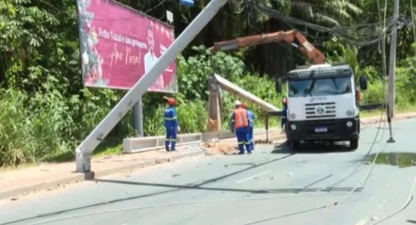 Carro atingiu dois postes e deixou mulher morta por Reprodução/TV Bahia