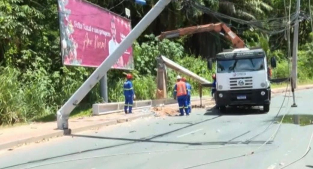 Carro atingiu dois postes e deixou mulher morta por Reprodução/TV Bahia