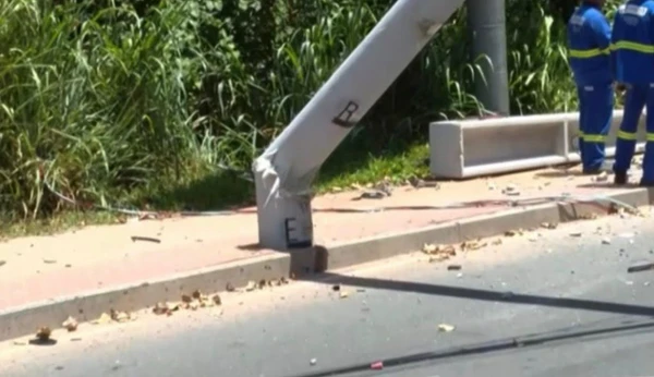 Carro atingiu dois postes e deixou mulher morta por Reprodução/TV Bahia