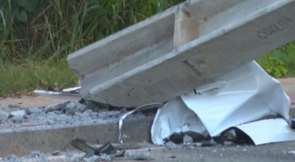 Carro atingiu dois postes e deixou mulher morta por Reprodução/TV Bahia