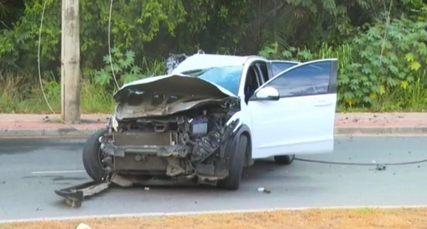 Carro atingiu dois postes e deixou mulher morta por Reprodução/TV Bahia