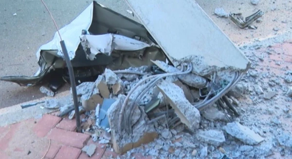 Carro atingiu dois postes e deixou mulher morta por Reprodução/TV Bahia