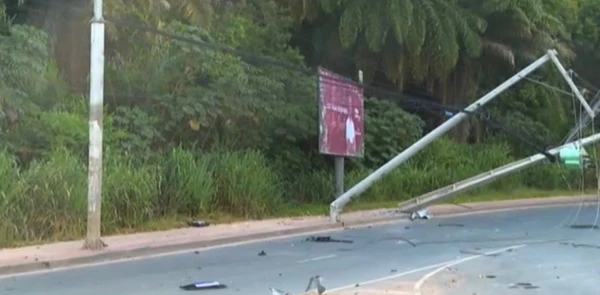 Carro atingiu dois postes e deixou mulher morta por Reprodução/TV Bahia