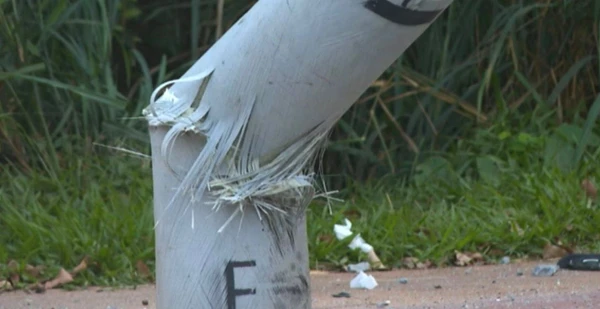 Carro atingiu dois postes e deixou mulher morta por Reprodução/TV Bahia