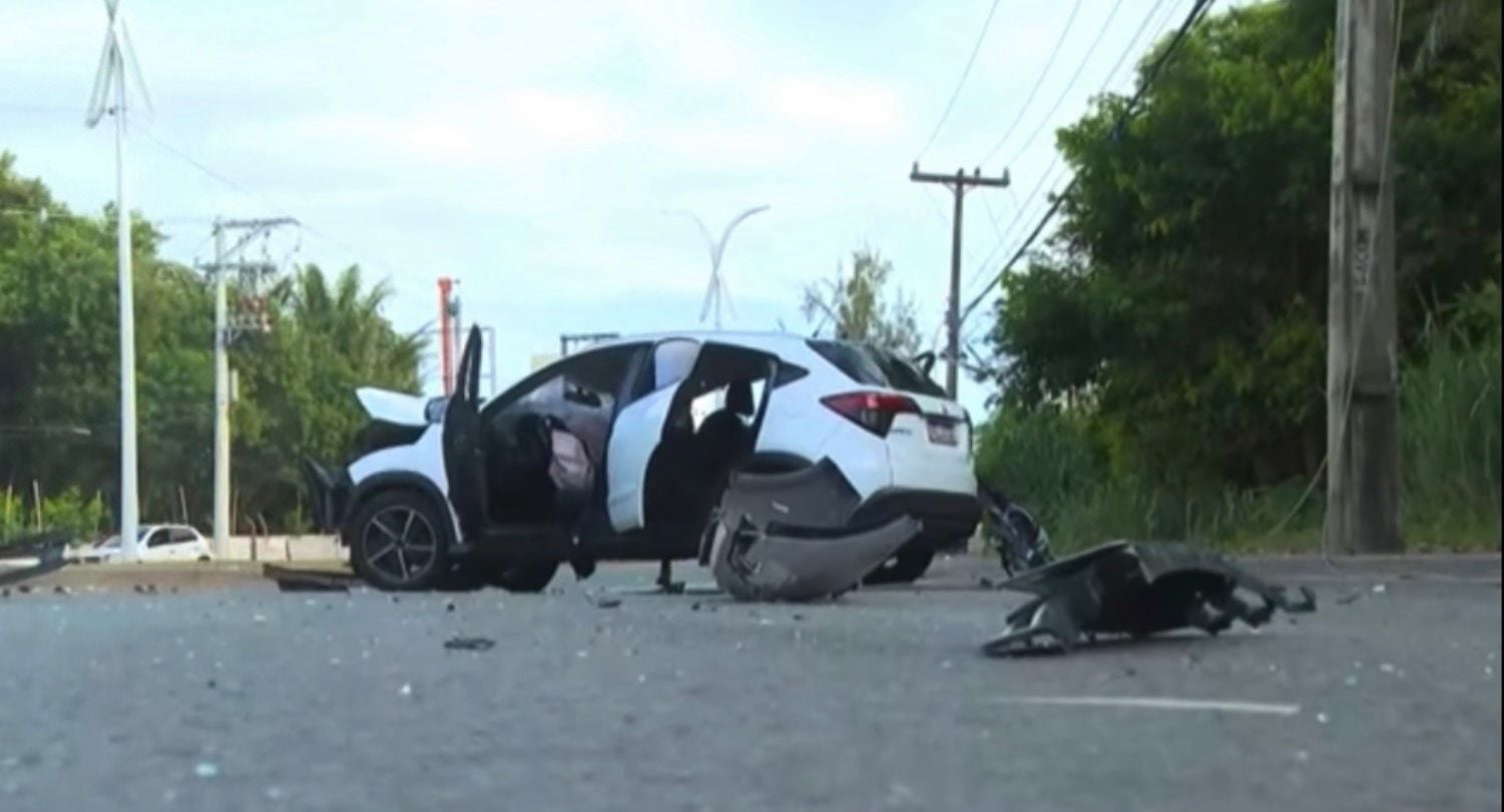 Carro bateu em dois postes por Reprodução/TV Bahia