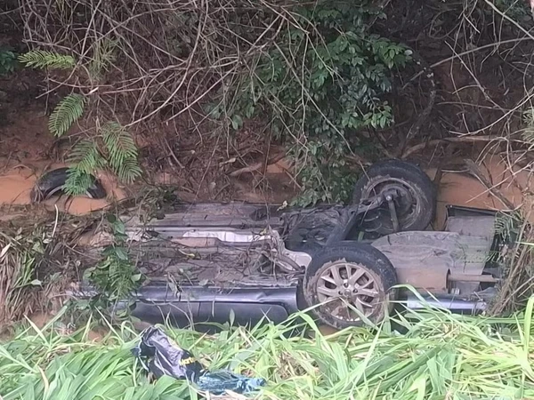 Carro caiu em um córrego por Reprodução