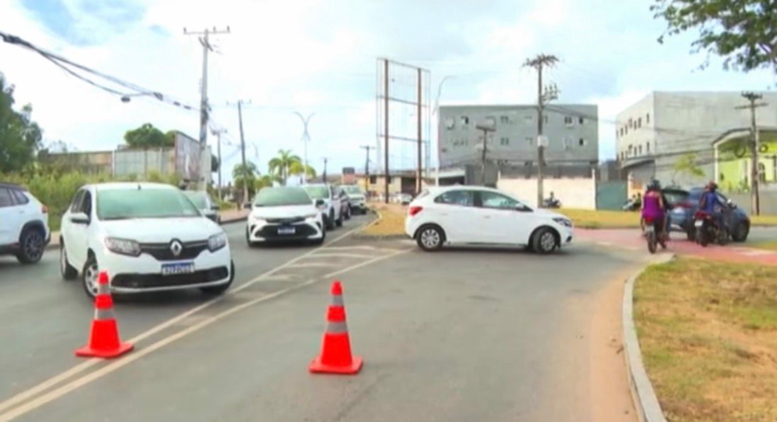Desvio ajuda o trânsito na região por Reprodução/TV Bahia