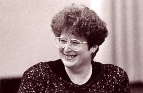 Eve
Kosofsky Sedgwick é autora de A
Epistemologia do Armário,
que explorou como as oposições binárias
(homo/heterossexual)
moldam a compreensão da sexualidade moderna
 por Reprodução