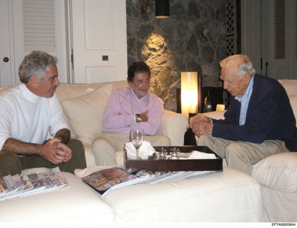 Jeffrey Epstein aparece sentado em sofás ao lado do jornalista Walter Cronkite e de outro convidado por Divulgação