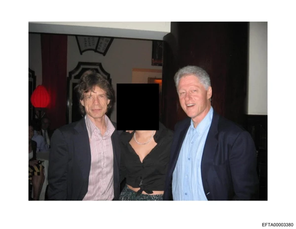 Mick Jagger aparece ao lado do ex-presidente Bill Clinton e de uma pessoa com o rosto censurado por Divulgação