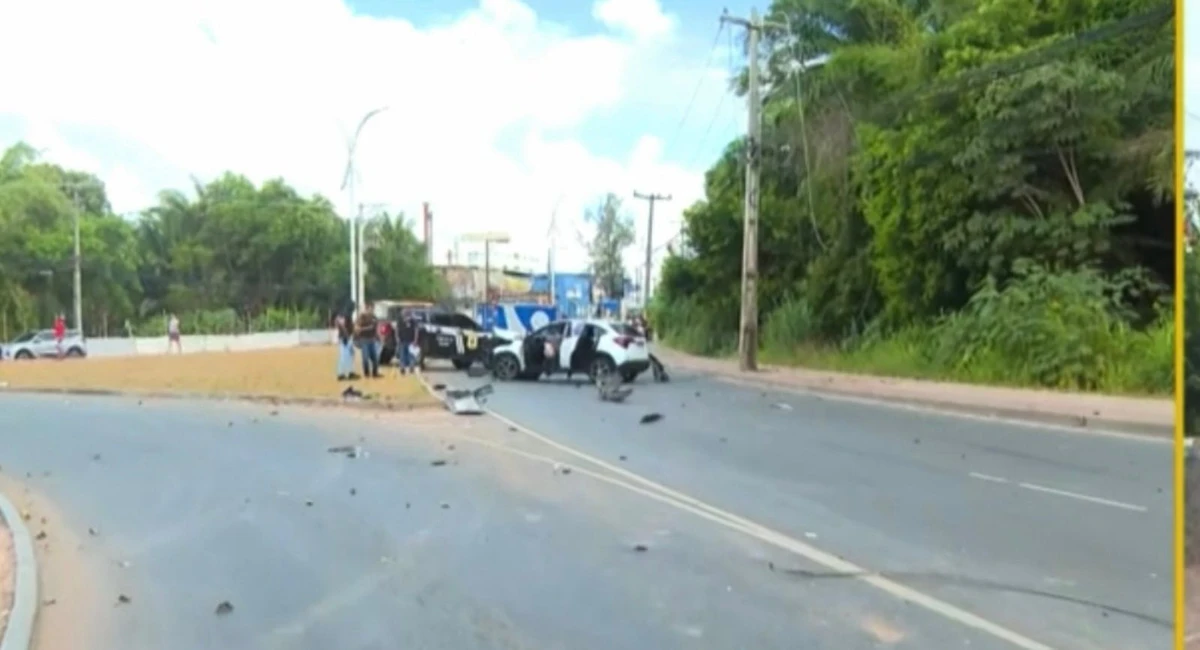 Movimentação após acidente em Itapuã por Reprodução/TV Bahia