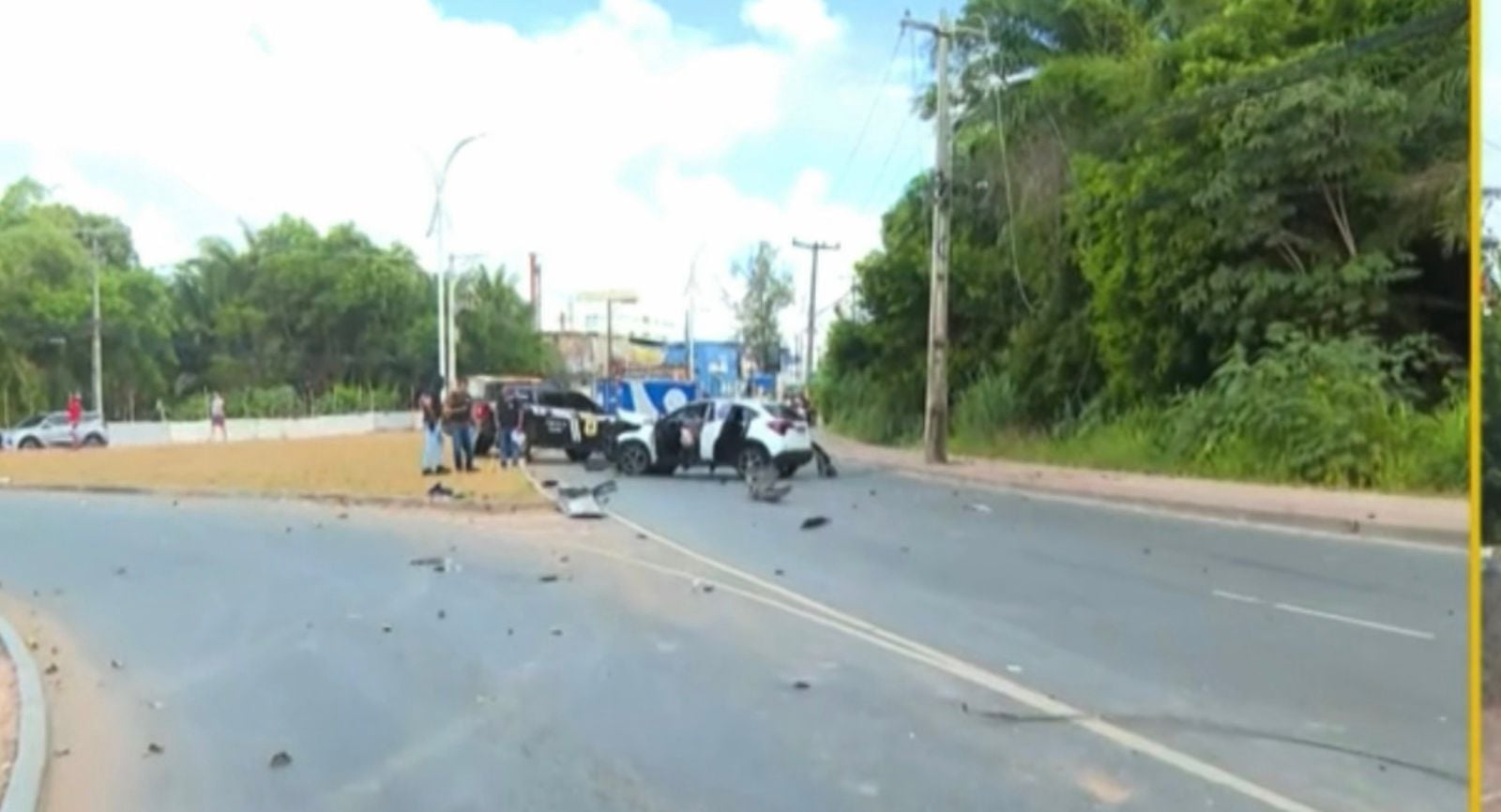 Movimentação após acidente em Itapuã por Reprodução/TV Bahia