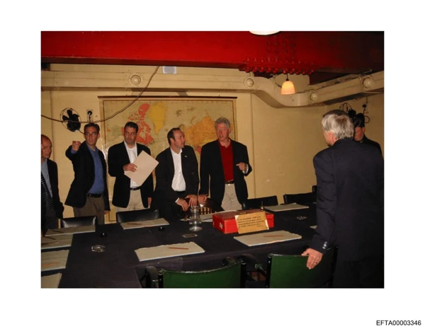 O ator Kevin Spacey aparece ao centro em uma sala com outros homens, entre eles o ex-presidente Bill Clinton em foto sem data por Divulgação