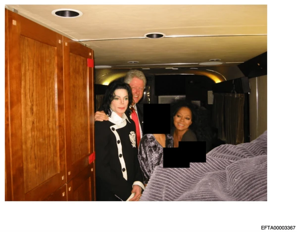 O cantor Michael Jackson aparece ao lado do ex-presidente Bill Clinton, da cantora Diana Ross e de três pessoas com os rostos censurado por Divulgação