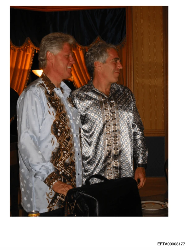 O ex-presidente Bill Clinton aparece ao lado de Jeffrey Epstein por Divulgação