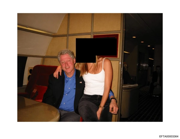 O ex-presidente Bill Clinton aparece com destaque em várias das imagens recém-divulgadas, algumas delas ao lado de mulheres cujas identidades foram censuradas por Divulgação