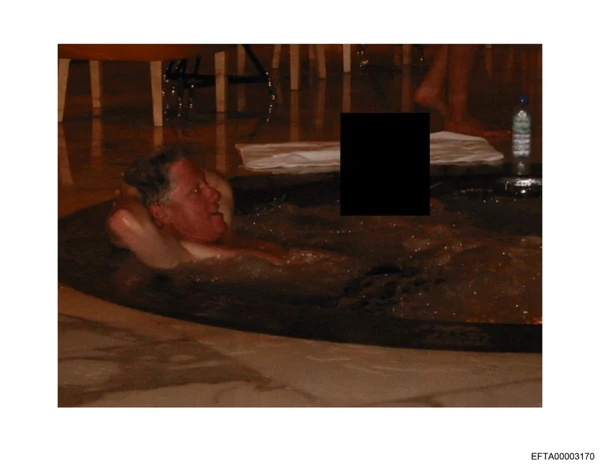 O ex-presidente Bill Clinton aparece em uma piscina ao lado de uma pessoa com o rosto censurado por Divulgação