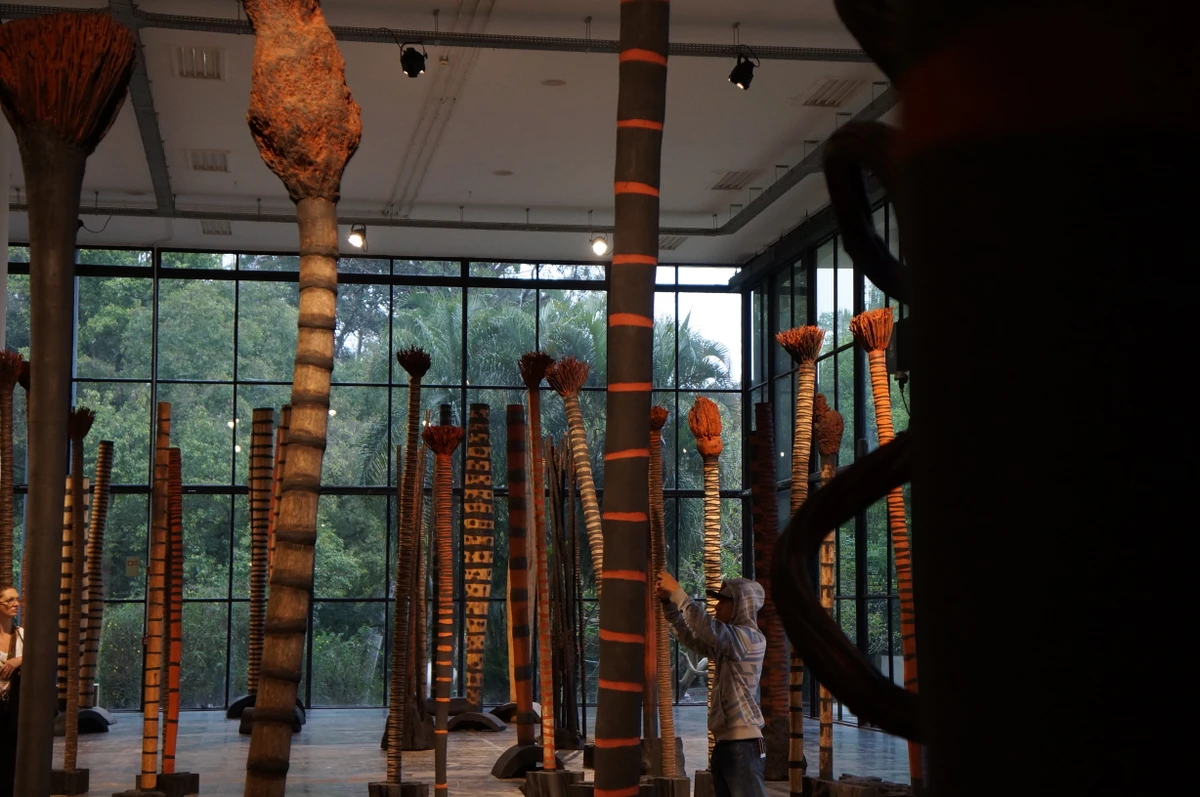 Obra de Frans Krajcberg na Bienal de São Paulo por Renata Rocha