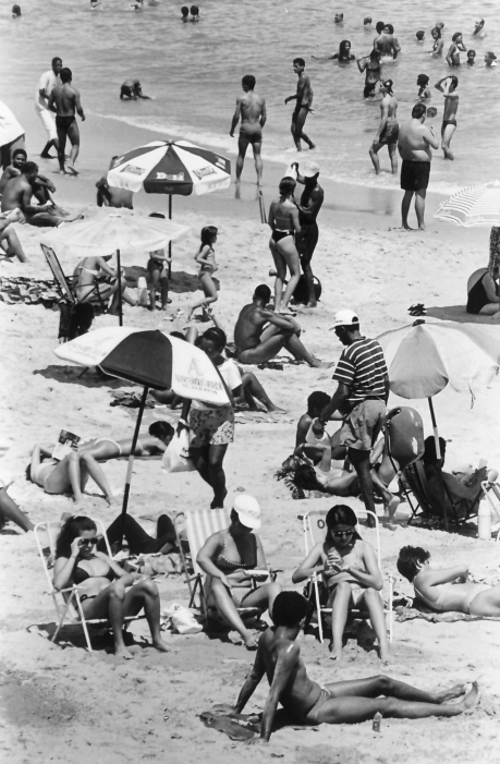 Porto da Barra em 1996. Lycra brilhante e tecidos tecnológicos eram aposta da moda praia da época
 por Márcio Costa e Silva/Arquivo CORREIO