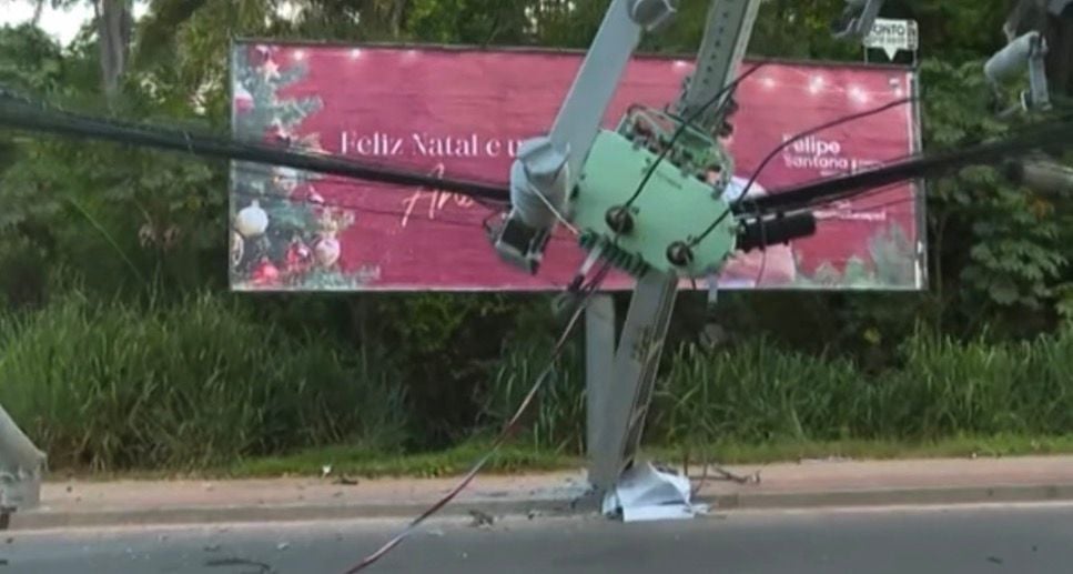 Postes após o acidente por Reprodução/TV Bahia