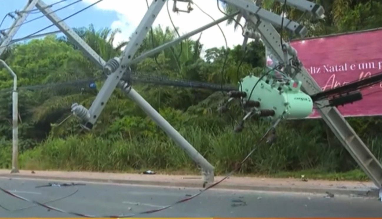 Postes após o acidente por Reprodução/TV Bahia