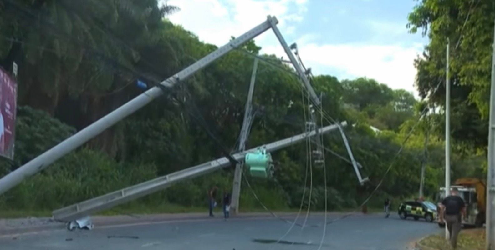 Postes após o acidente por Reprodução/TV Bahia