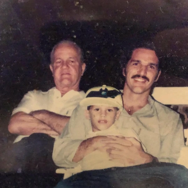 Rômulo Arantes Neto no colo do pai por Reprodução