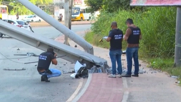 Trabalho de perícia no local do acidente